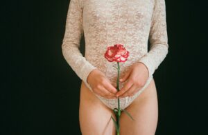 masaj erotic cu o maseuză nud sau topless